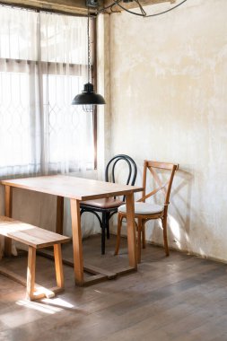 Kafe ve restoranda boş masa ve sandalye.