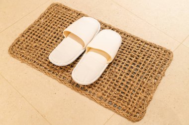 Beyaz terlik otel odasında.