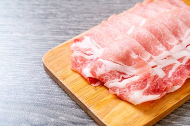 Dilimlenmiş taze domuz filetosu.