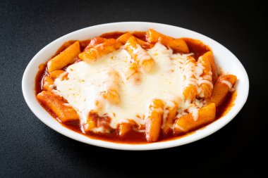 Peynirli Kore soslu Kore pirinç keki, peynirli Peynirli Tokpokki, Peynirli Tteokbokki - Kore yemeği tarzı