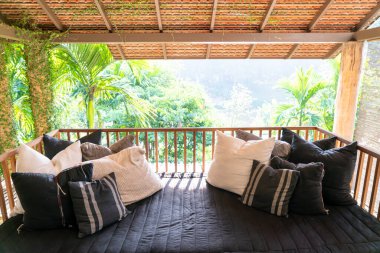 Yastık süslemesi balkondaki kanepede.