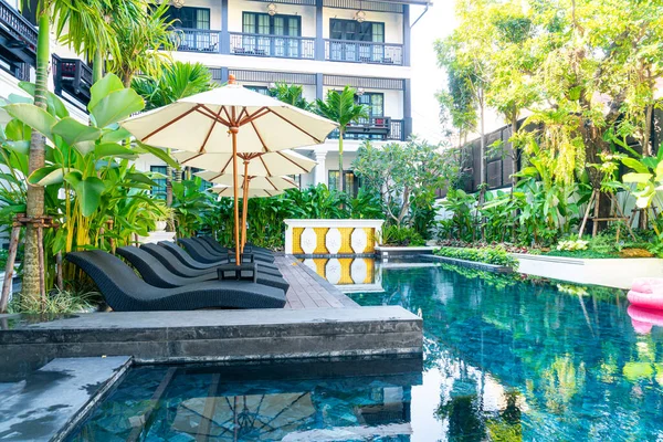 Guarda Chuva Cama Cadeira Piscina Torno Piscina Férias Viagens Conceito — Fotografia de Stock