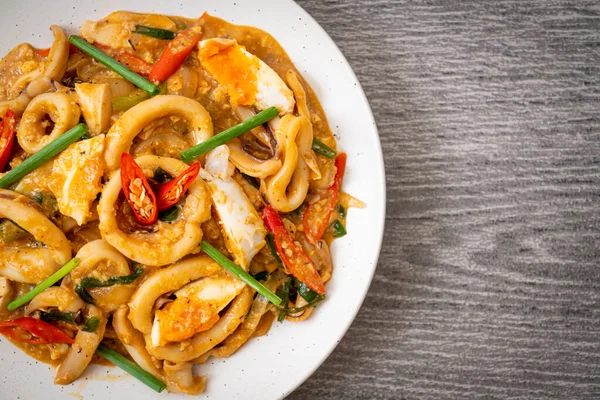 Kızarmış kalamar ya da ahtapotu tuzlu yumurtayla karıştırın - Asya yemeği tarzı