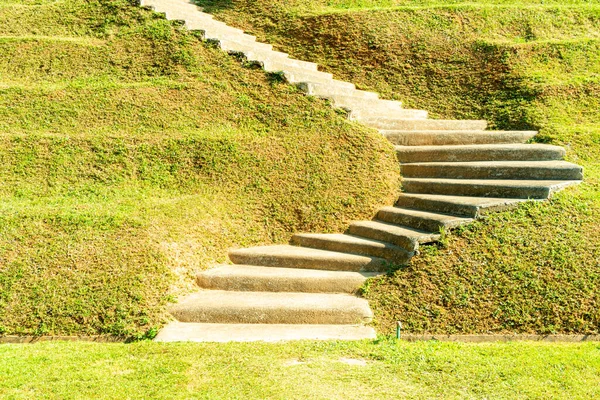 Çim Tepesine Merdiven — Stok fotoğraf