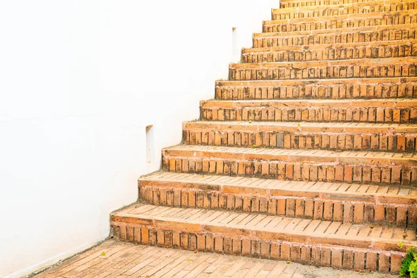 Unsere Tür Gemauerte Treppe Mit Weißer Wand — Stockfoto