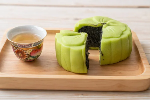 Chinesischer Mondkuchen Grüntee Geschmack Mit Tee Auf Holzteller — Stockfoto