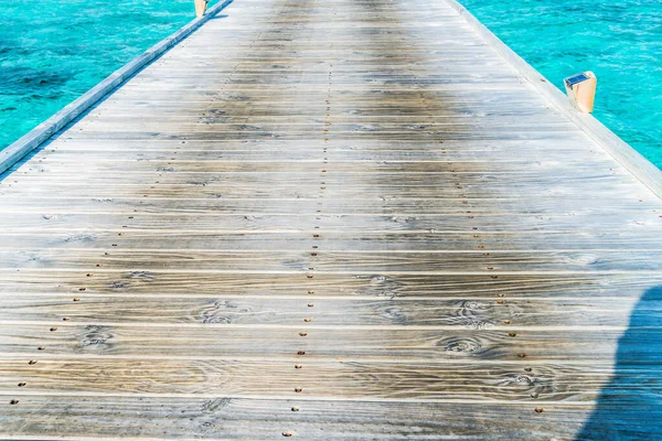 Mavi okyanusla ahşap yol