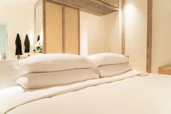 Білі Подушки Прикраси Ліжку Розкішному Готельному Курортному Спальні — стокове фото