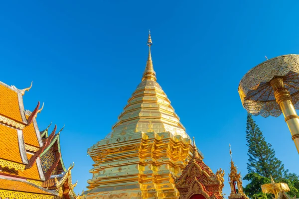 泰国清迈Wat Phra Doi Suthep庙宇的美丽的金山 — 图库照片