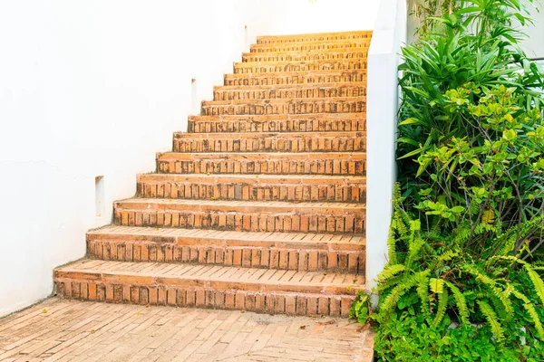 Beyaz duvarlı tuğlalı merdivenimiz.