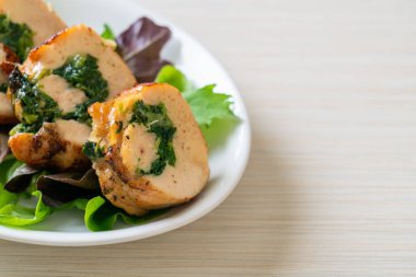 Peynir ve ıspanakla doldurulmuş fırında tavuk göğsü.