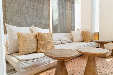 Güzel ve rahat yastıklar kanepede süslenir.