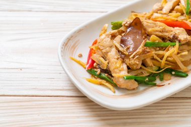 Zencefilli kızarmış tavuk. Asya usulü.