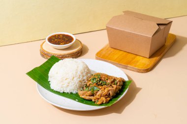 Baharatlı ve baharatlı pilav ve sebze. Asya usulü.