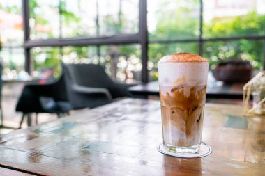 Kahve dükkanında buzlu cappuccino kahve.