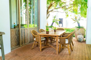 Bahçe masası, sandalye ya da açık hava yemek masası.