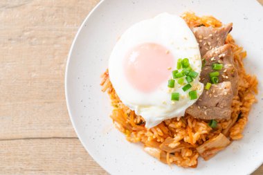 Kore usulü kızarmış yumurta ve domuz etli kimchi pilavı.