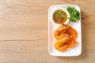 fırında tuzlanmış karides ya da deniz ürünleri soslu karides - deniz ürünleri tarzı.