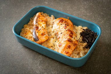 Peynirli fırında somon ve baharatlı miso kasesi.