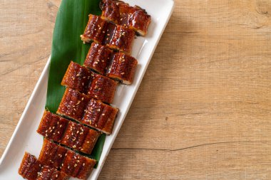 Dilimlenmiş yılan balığı ya da soslu ızgara unagi (Kabayaki) - Japon yemeği tarzı.