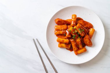 Baharatlı sosisli Kore pirinç keki çubuğu (Tteokbokki) - Kore yemeği tarzı