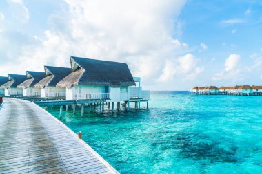 Tropikal Maldivler tatil konsepti için sahil ve deniz manzaralı otel ve adalara yerleşir - renk işleme tarzını güçlendirir