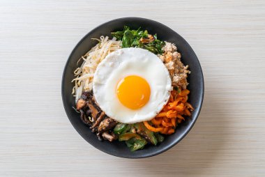 Bibimbap, Kore baharatlı salata pilav ve sahanda yumurta. Geleneksel Kore yemeği tarzı.