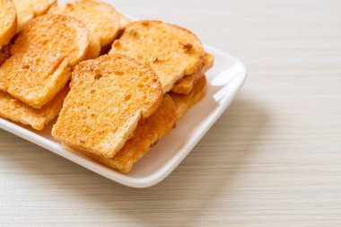 tereyağlı ve şekerli kızarmış ekmek.