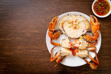 Baharatlı deniz ürünleri soslu taze sütle haşlanmış yumurta yengeci.