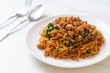 Tayland fesleğeni ve kıymalı kızarmış erişte Asya usulü.