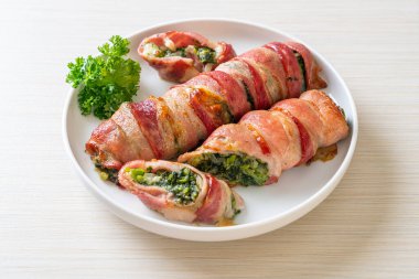 Fırında domuz pastırması, ıspanak ve peynir.