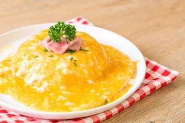 Pirinçli kremalı omlet veya jambonlu pilav ve yumuşak omlet.