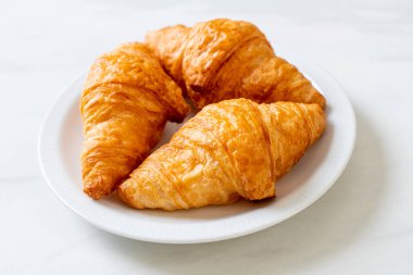 Taze tereyağlı kruvasan.