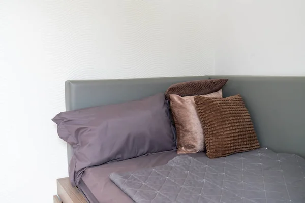 Kissendekoration Auf Dem Bett Schlafzimmer — Stockfoto