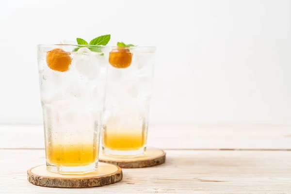 Suco Ameixa Gelada Com Refrigerante Hortelã Pimenta Mesa Madeira Bebida — Fotografia de Stock