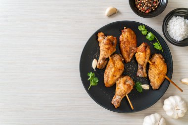 Biber ve sarımsaklı ızgara tavuk kanadı.