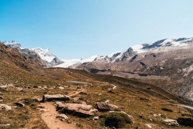 İsviçre, Zermatt 'taki Matterhorn zirvesi manzaralı güzel bir dağ manzarası..