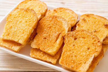 tereyağlı ve şekerli kızarmış ekmek.