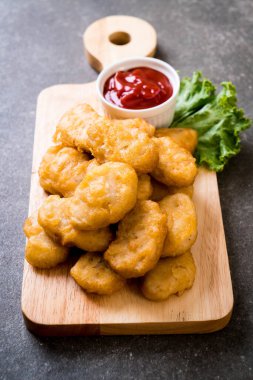 Soslu tavuk nugget, sağlıksız yemek.