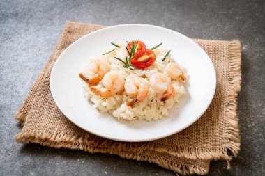 İtalyan pilavı ve beyaz tabakta karides.