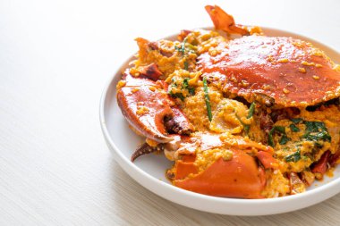 Köri tozuyla kızartılmış yengeç - Deniz ürünleri tarzı