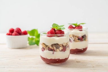 Tahıllı taze ahududu ve yoğurt.