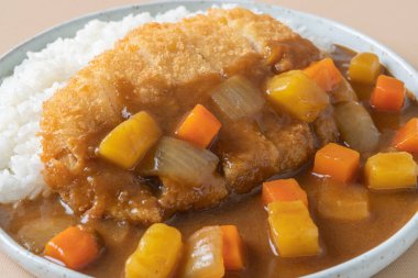 Japon usulü pirinçli kızarmış domuz pirzolası.