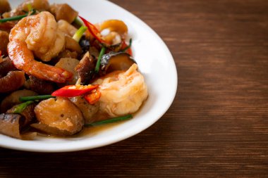 Karidesli haşlanmış deniz hıyarı Asya usulü.