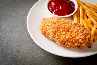 Kızarmış tavuk göğsü fileto biftek yanında patates kızartması ve ketçap.