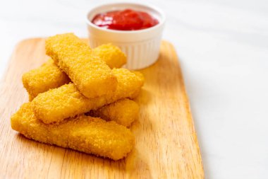 Kızarmış balık kroket ve ketçap.