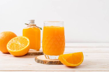 Ahşap arka planda taze portakal suyu bardağı