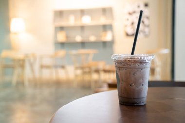 Kahve dükkanında buzlu çikolatalı milkshake.