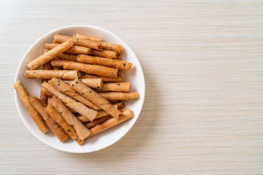 Çıtır hindistan cevizli rulo ekmek. Tayland 'da geleneksel bir tatlı.