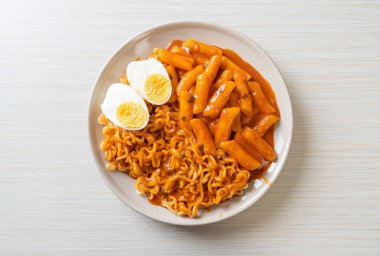 Baharatlı Kore soslu Ramen veya Kore hazır eriştesi ve Tteokbokki - Kore yemeği tarzı